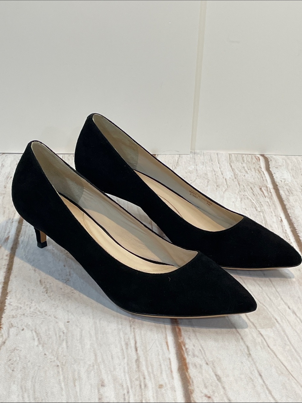 Cole Haan 7.5 Black Suede Shoes Pointed-Toe Kitten Heels Leather Classic Pumps